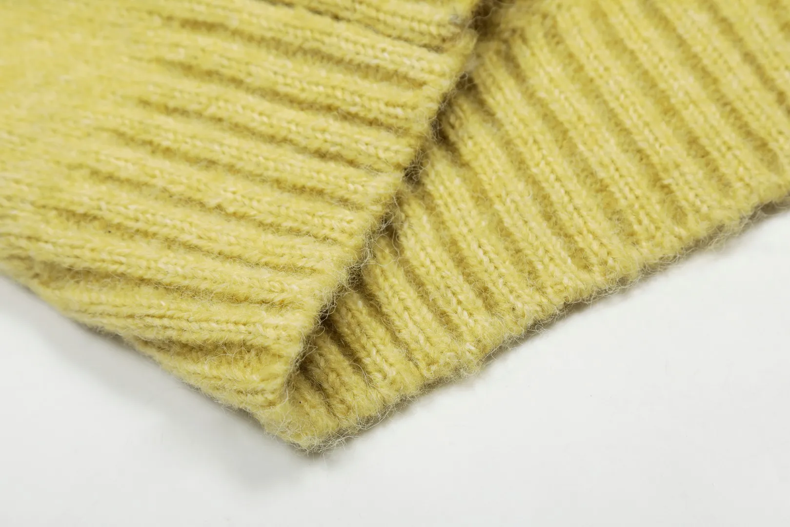 VIVI137 vivienne west wood 25th new spring style cardigan with three-color yarn splicing and embroidered chapter design 🧩 5.5-count custom-woven and dyed tunic wool, definitely not the spandex imitation wool on the market 🧩100% restoration of heavy-duty weaving method loose cuffs restored original pattern 🧩super high embroidery density single chapter 20,000 stitches of embroidery 🧩100% chemically tested custom-woven and dyed wool 0 color difference Size: 1 yard (90-110 pounds) 2 yards (110-130 pounds) 3 yards (130-150 pounds) Color: gray yellow